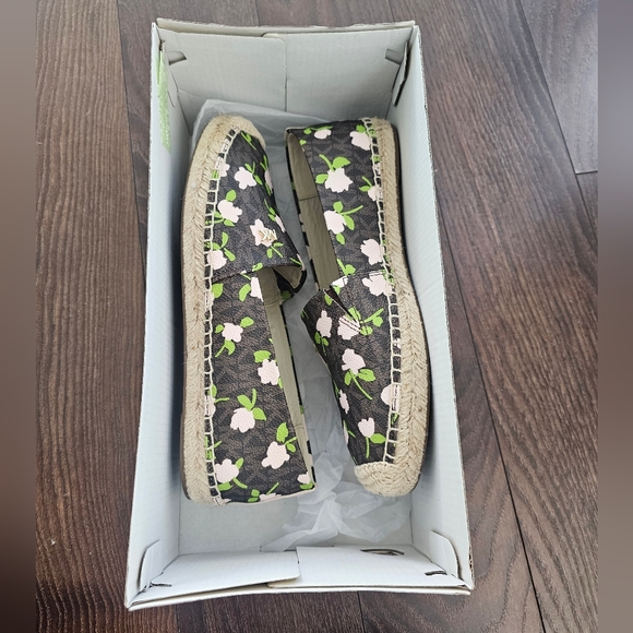 Authentic Michael Kors Slip-on Size 6 - Picture 2 of 6